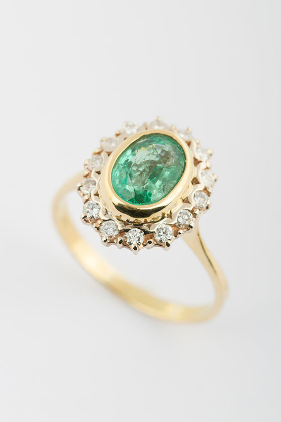 Entourage ring met smaragd en briljant