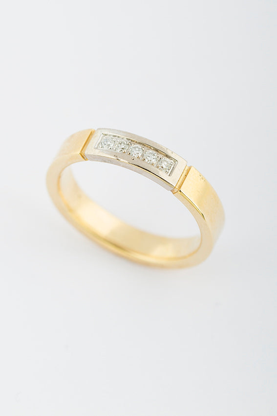 Gold row ring with brilliant