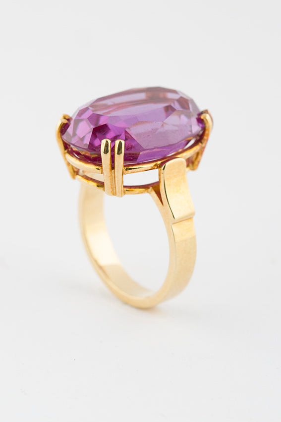 Massief gouden ring met synth. korund