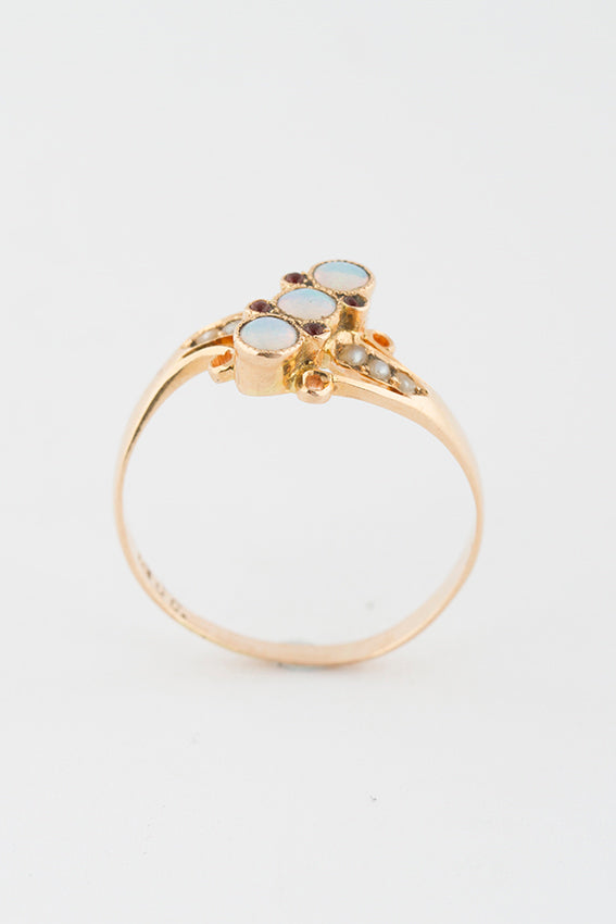 Antieke ring met opaal, robijn en parels