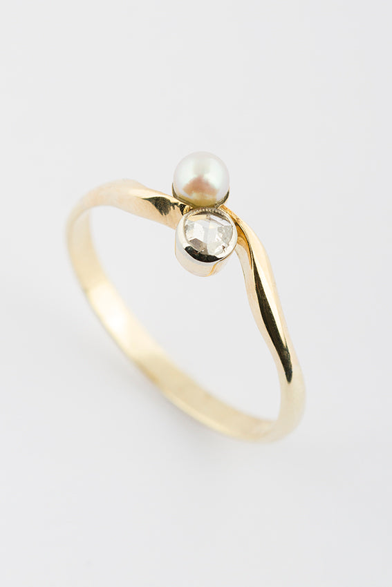 Antieke slag ring met diamant en parel