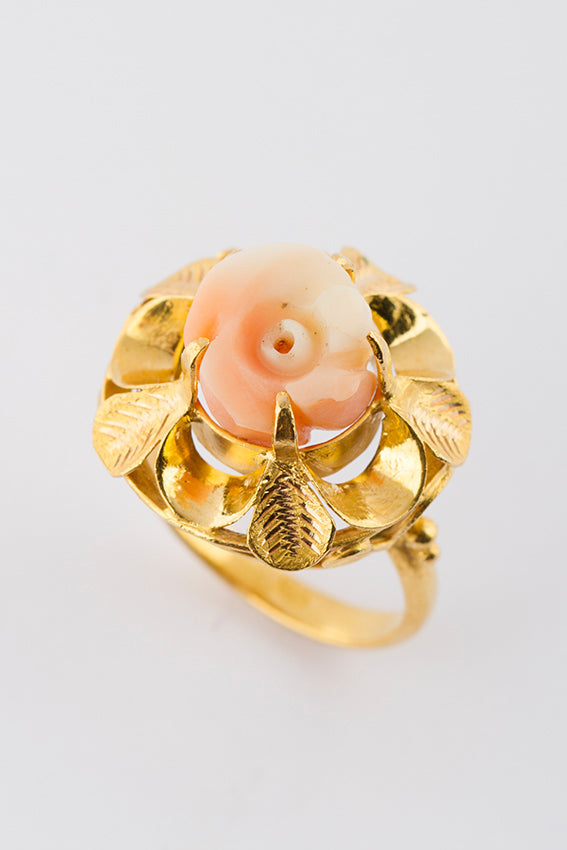 Yellow gold ring with coral