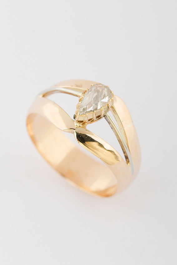 Gold ring with pear-shaped rose diamond