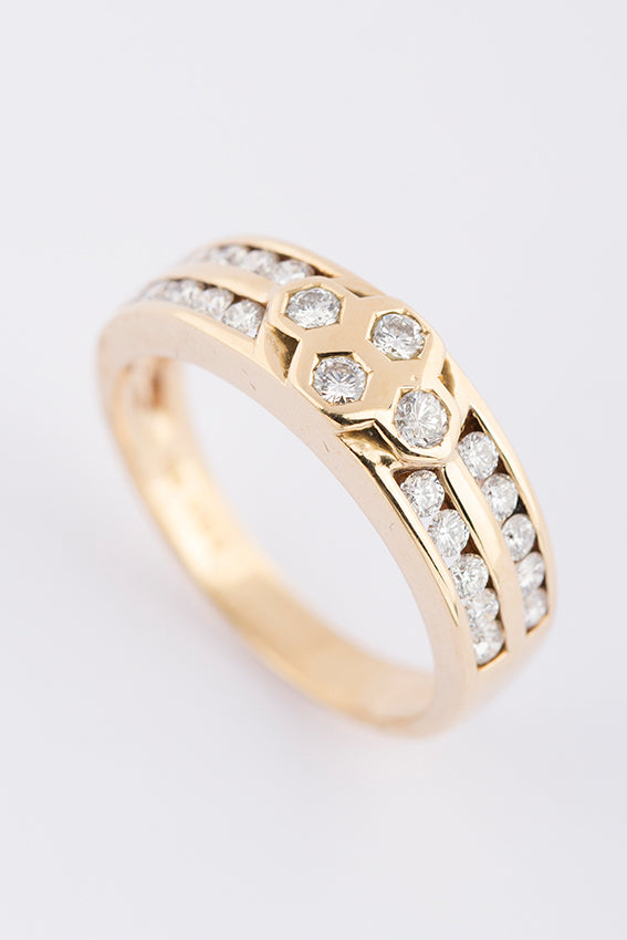 Gold band ring with brilliant