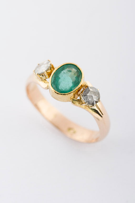 Gold ring with emerald and 2 diamonds