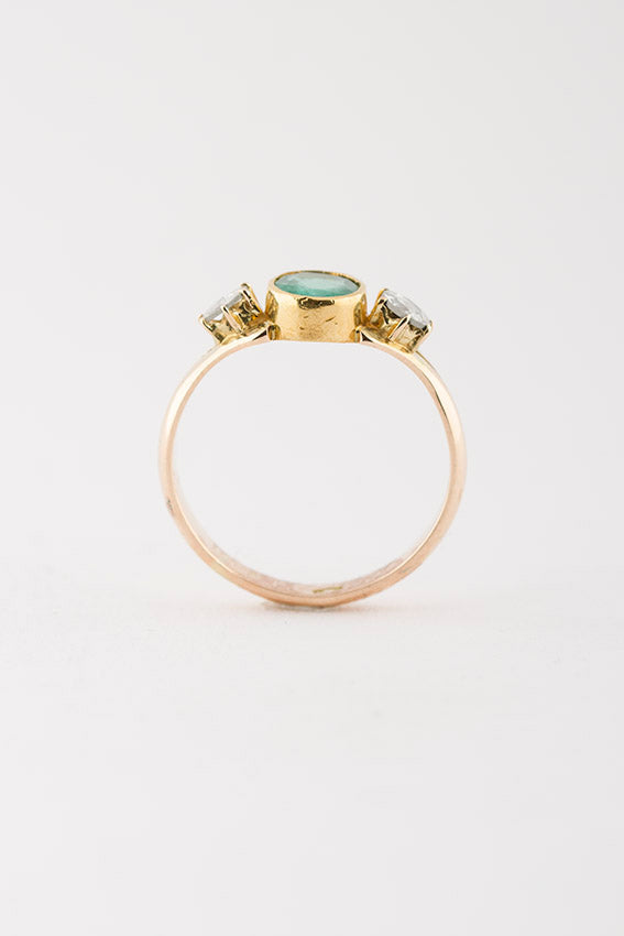 Gold ring with emerald and 2 diamonds