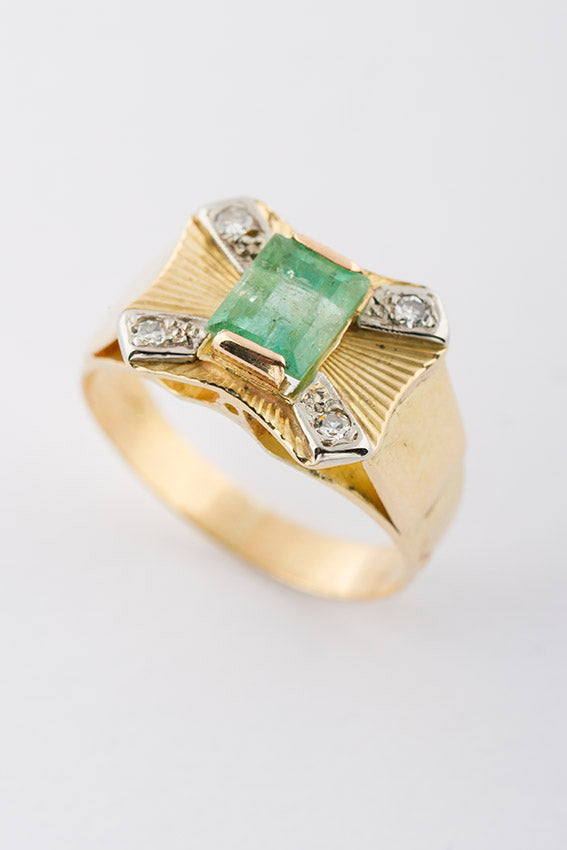 Gouden ring met natuurlijke smaragd en diamanten