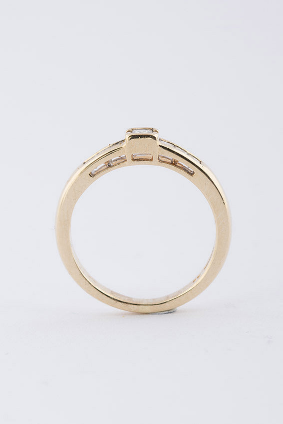 Gouden rij ring met prinses geslepen briljant