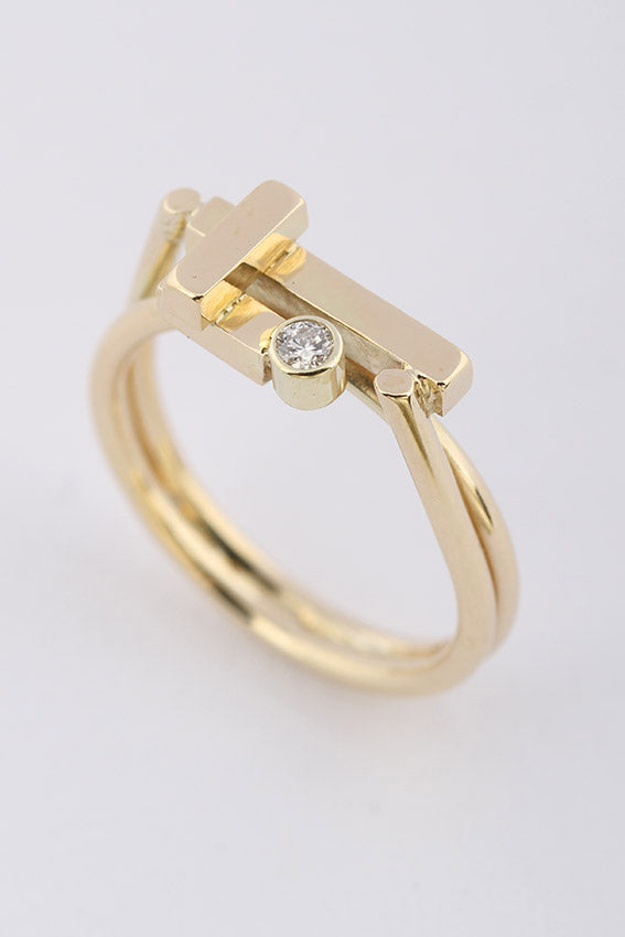 Gold stylized ring with brilliant