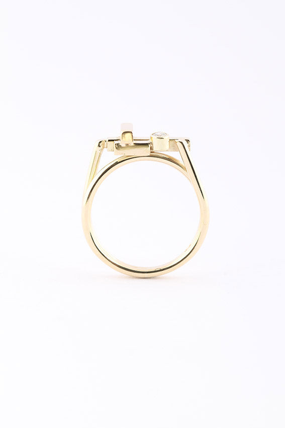 Gold stylized ring with brilliant