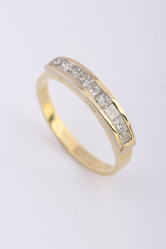 Gouden rij ring met prinses geslepen diamant