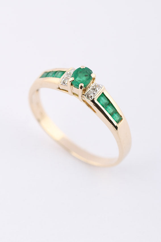 Gouden ring met smaragd en briljant