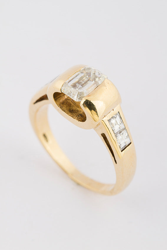 Gouden ring met grote diamant (smaragd slijpsel)