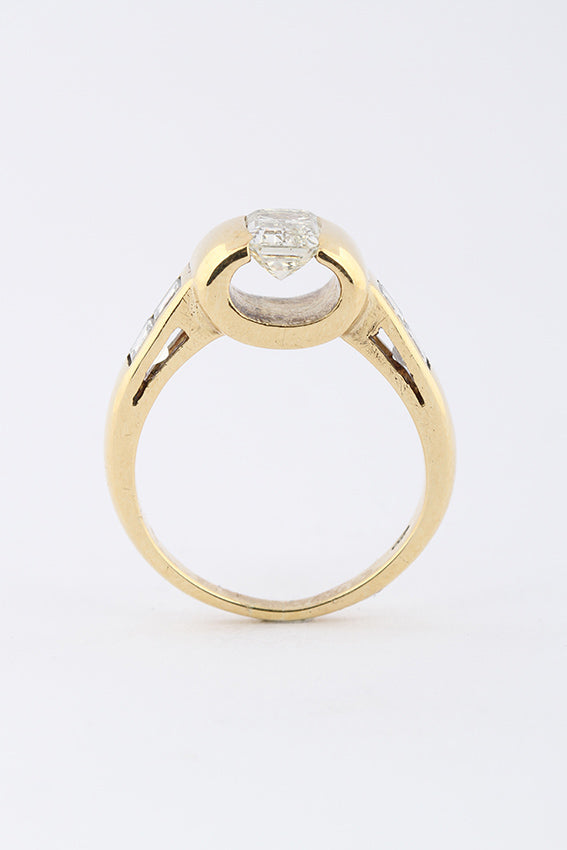 Gouden ring met grote diamant (smaragd slijpsel)
