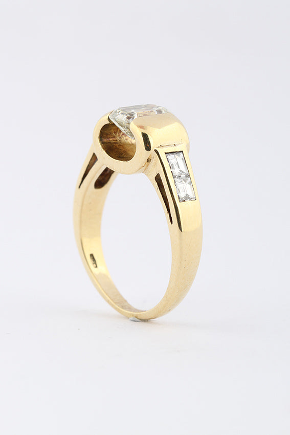 Gouden ring met grote diamant (smaragd slijpsel)