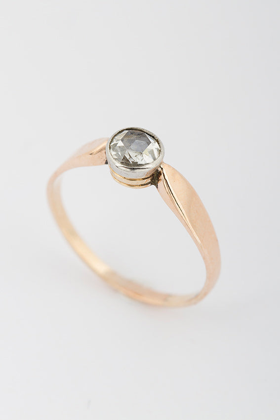 Oude gouden solitair ring met diamant