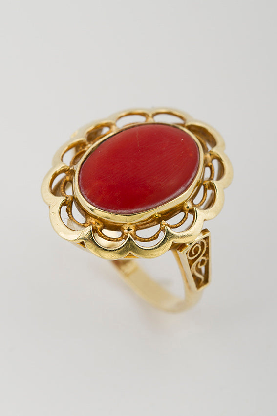 Gouden ring met bloedkoraal