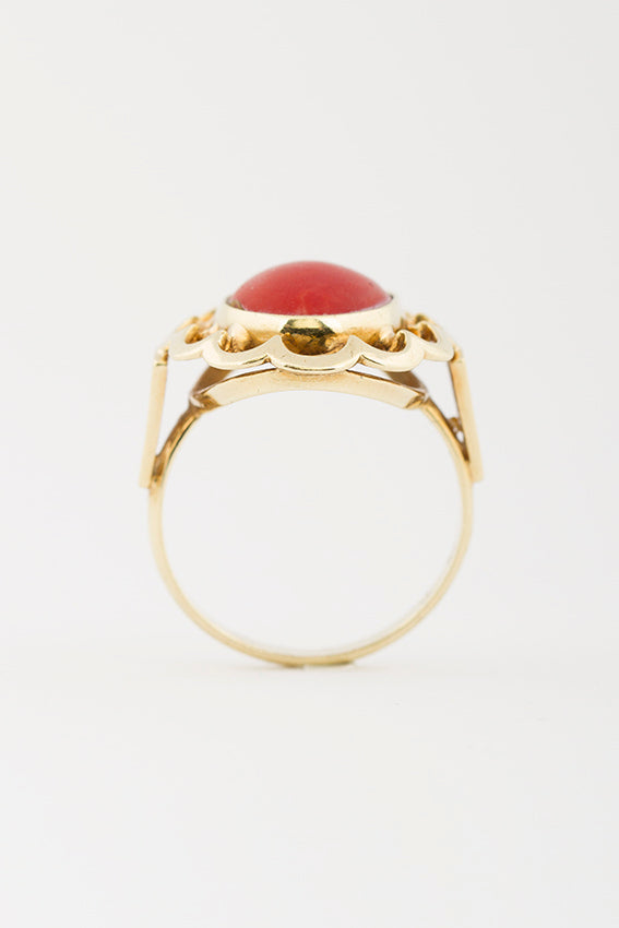 Gouden ring met bloedkoraal