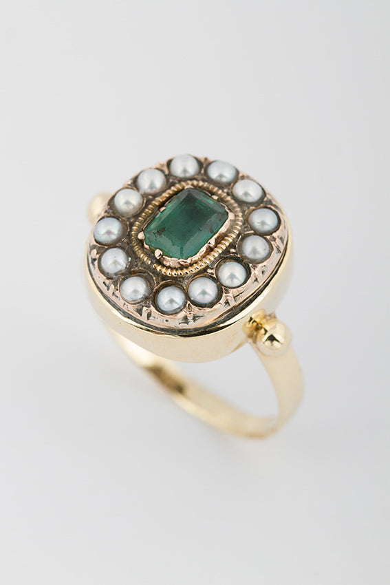 Entourage ring met parels en smaragd