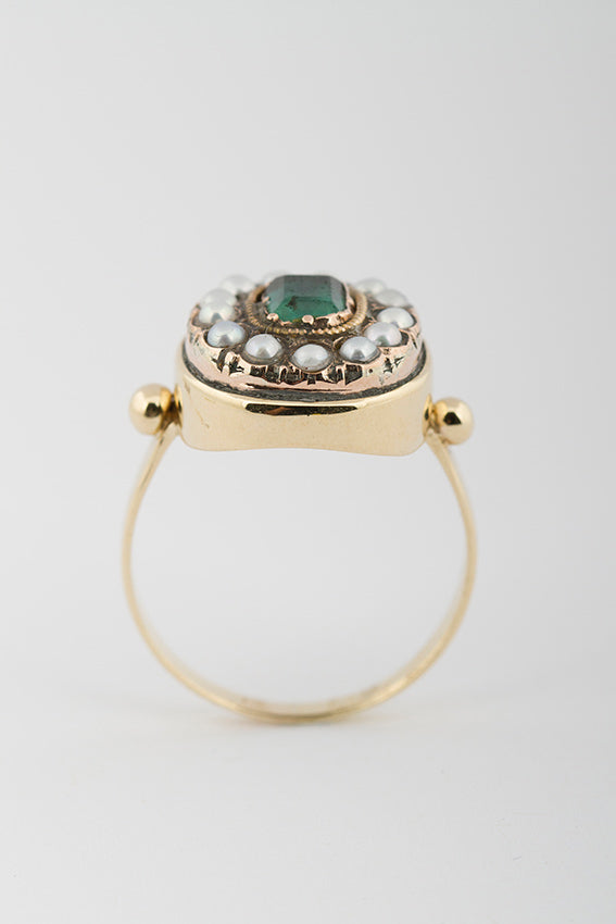 Entourage ring met parels en smaragd