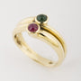 Gouden ring met smaragd en robijn