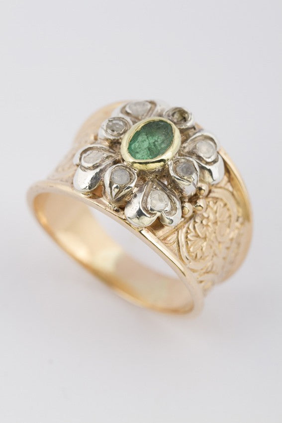 Gouden hand gestoken ring met smaragd en diamant