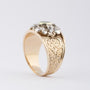Gouden hand gestoken ring met smaragd en diamant