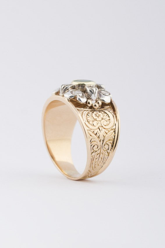Gouden hand gestoken ring met smaragd en diamant
