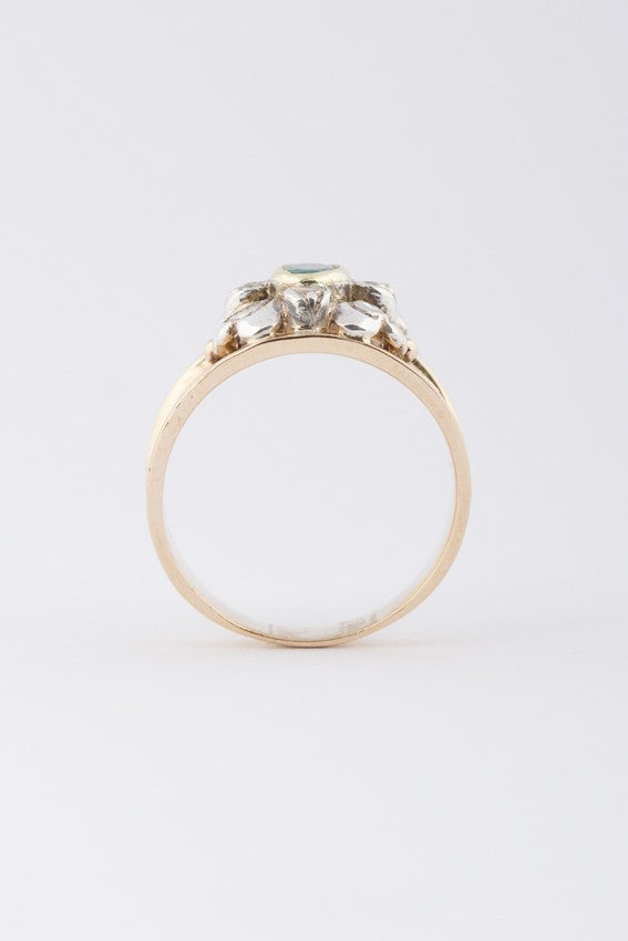 Gouden hand gestoken ring met smaragd en diamant
