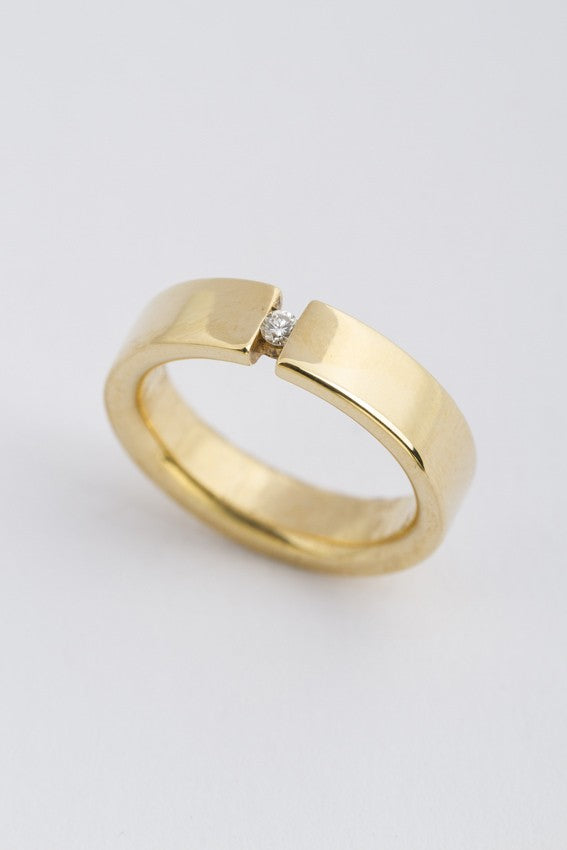 Gouden massieve ring met briljant