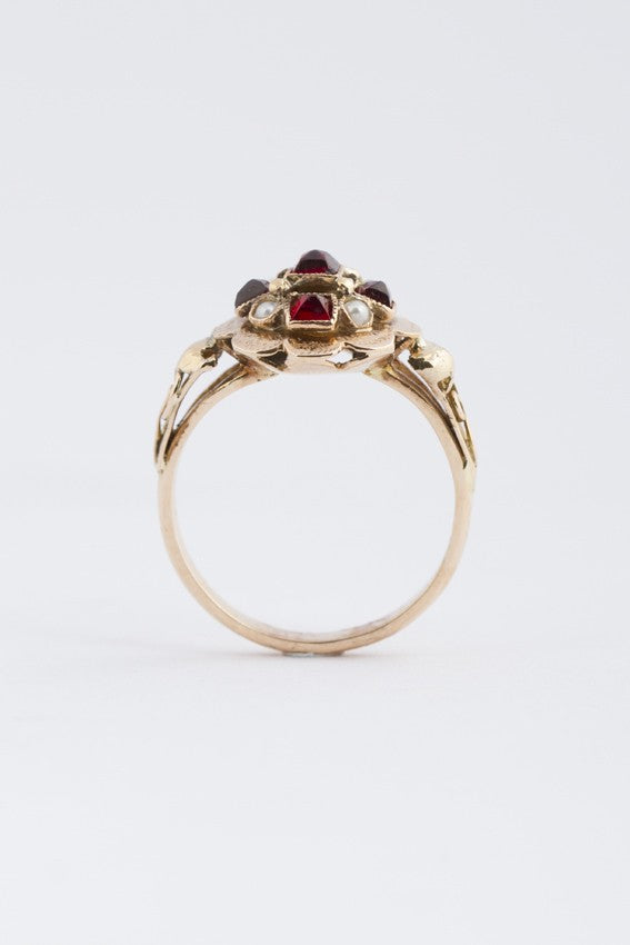 Antieke gouden ring met granaat en parels