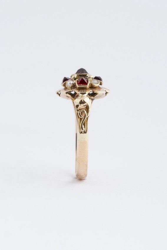Antieke gouden ring met granaat en parels