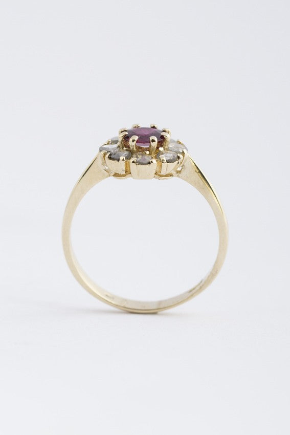 Gouden entourage ring met rhodoliet en diamant