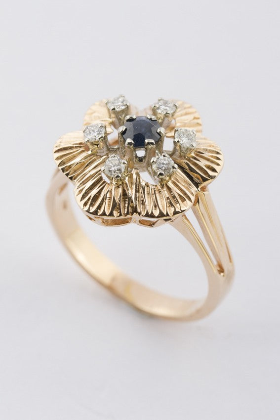 Gouden entourage ring met saffier en briljanten