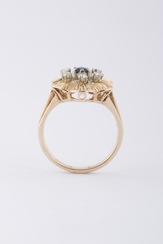 Gouden entourage ring met saffier en briljanten