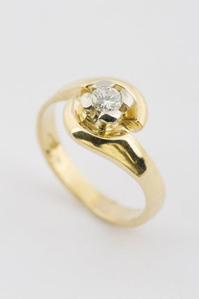 Gold ring with brilliant