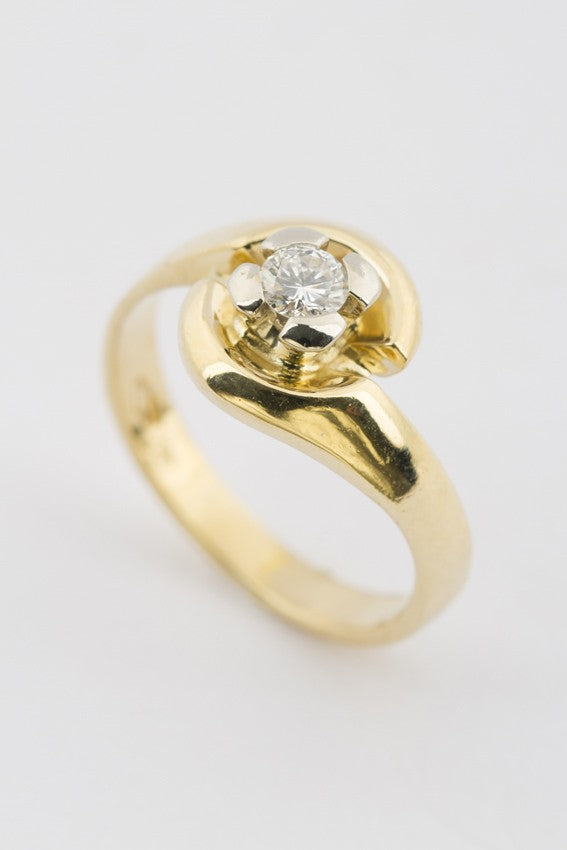 Gold ring with brilliant