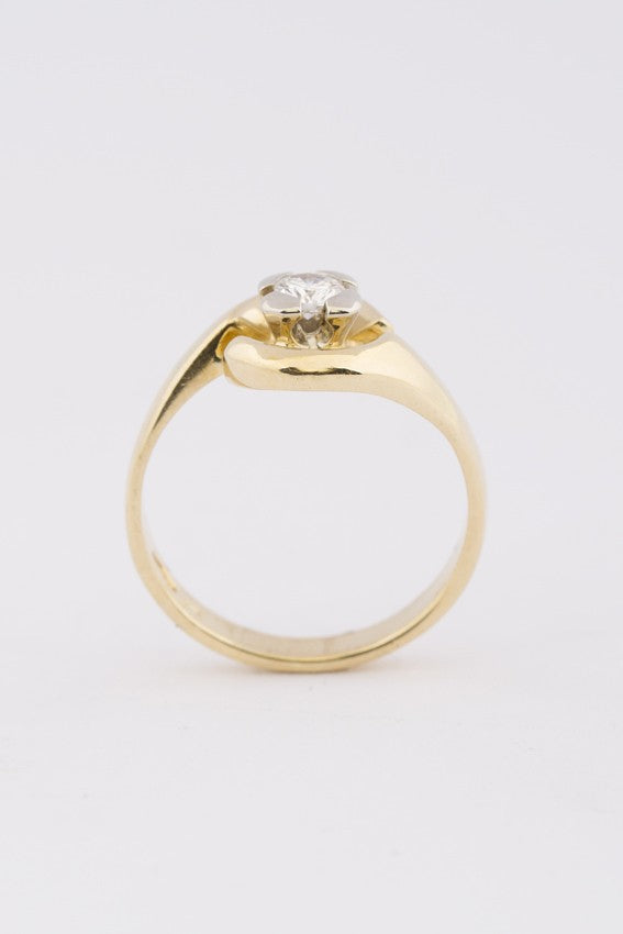 Gold ring with brilliant