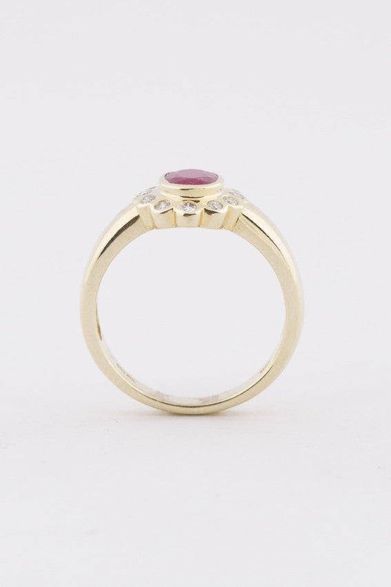 Gouden ring met robijn en briljanten