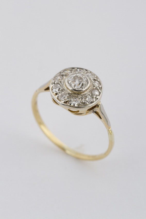 Oude 9 krt. entourage ring met oud geslepen briljant