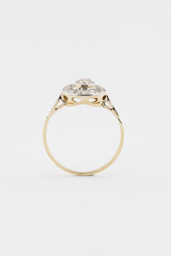 Oude 9 krt. entourage ring met oud geslepen briljant