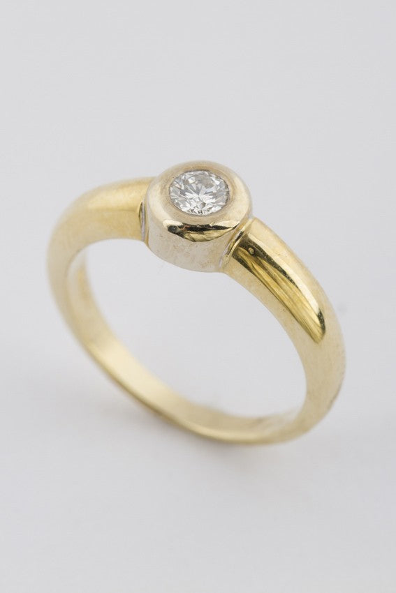 Gouden solitair ring met een briljant