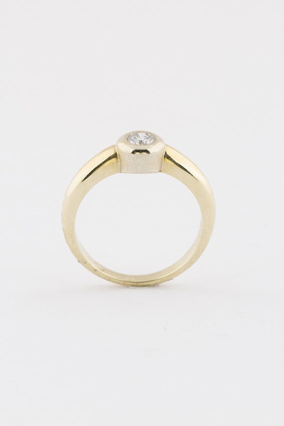 Gouden solitair ring met een briljant