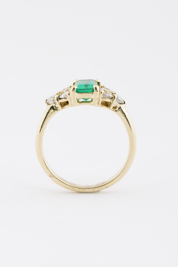 Gouden ring met smaragd en briljanten