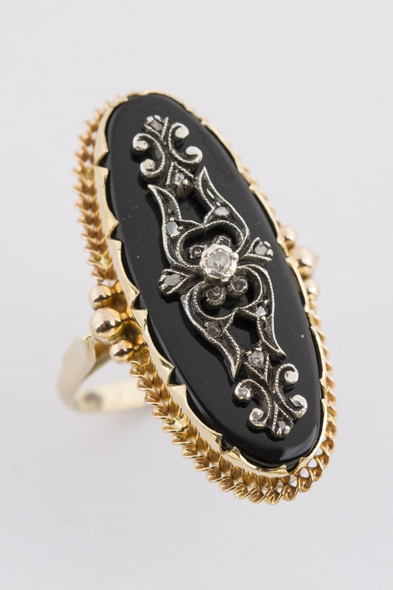 Gouden ring met onyx en diamanten