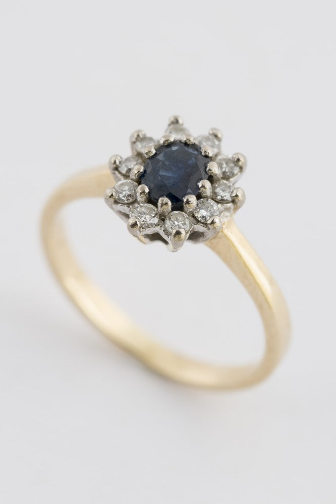 Gouden entourage ring met saffier en briljanten