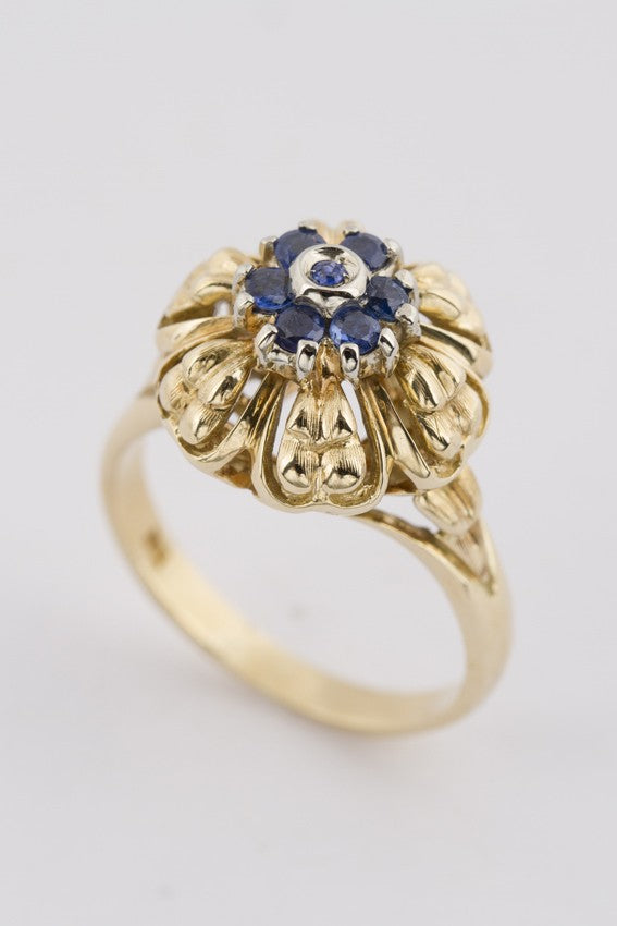 Gouden entourage ring met saffier