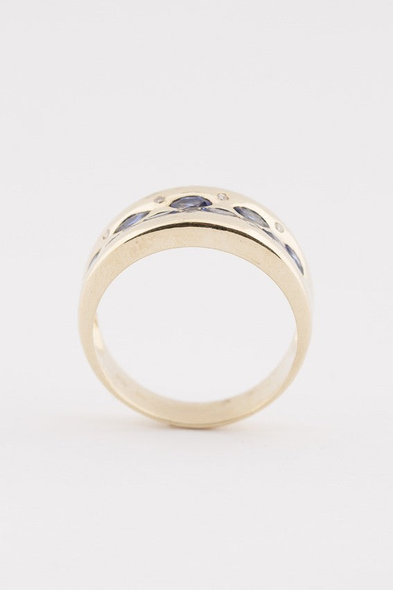 Gouden band ring met markies geslepen saffier en briljant