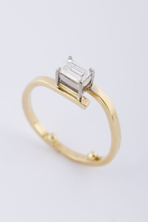 Gouden solitair ring met diamant (smaragd slijpsel)