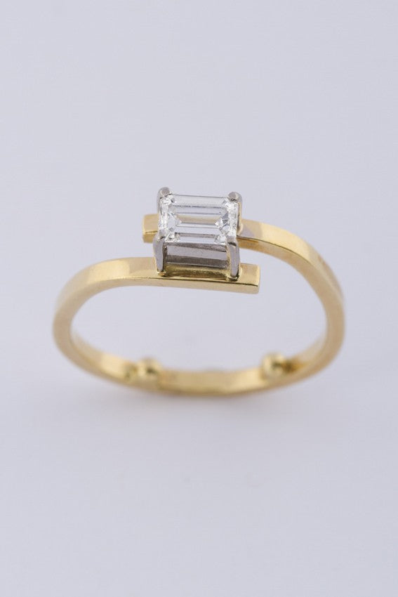 Gouden solitair ring met diamant (smaragd slijpsel)